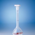 FIOLE JAUGEE EN POLYPROPYLENE HDPE AVEC BOUCHON  - 500 ML