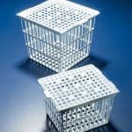 PANIER POUR TUBES A ESSAI & VERRERIE EN POLYPROPYLENE AVEC COUVERT - 23x23x23 cm