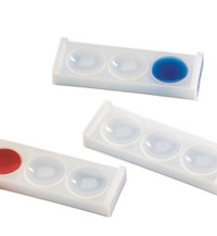 PLAQUE DE COLORATION A 3 PUITS EN PE - 28X58 MM